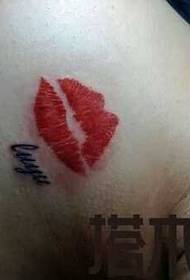 Patron de tatuatge amb estampats de llavis vermells al pit de noia