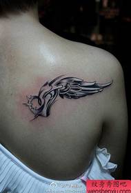 肩背素描翅膀纹身图案