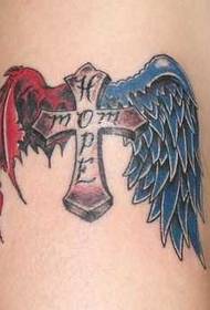 Modro rdeči vzorec tetovaže Arm Cross Wings