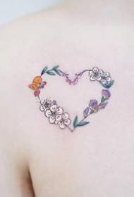 Små kärlekstatueringar - en uppsättning hjärtformade små färska tatueringar som består av blommor och växter