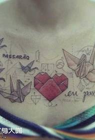 Krūškurvja tetovējums ar sarkanu sirdi