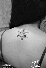 prekrasan uzorak tetovaža snježne pahulje s leđnim totemom