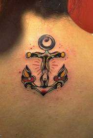 Hermoso patrón de tatuaje de ancla en la espalda