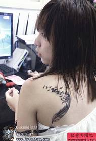 patrón de tatuaje de pluma pop de moda de hombro de chicas
