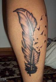 Patrón de tatuaxe de plumas de símbolo eterno