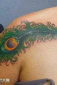 modello di tatuaggio piuma di pavone spalla