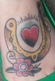 Klasická podkova so vzorom tetovania v srdci