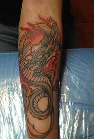 uma bela imagem de tatuagem de dragão de fogo no antebraço