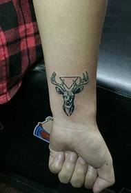 patrón de tatuaxe de cervo de brazo lindo e encantador