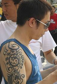 I am a singer star Huang Guanzhong arm totem tattoo