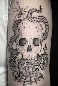 малюнак прыгожага чорнага чэрапа і змеі на татуіроўцы