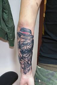 ramię tatuaż czarno-biały portret dziadka wzór