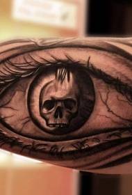 el ojo en la pupila del brazo refleja el patrón del tatuaje