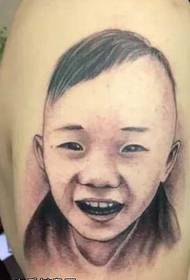 wzór tatuażu dziecko ramię