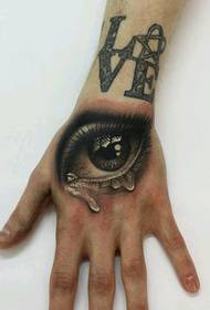 реалистичный рисунок татуировки глаз на тыльной стороне ладони