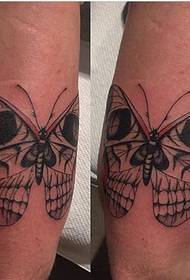 skallet sommerfugl tatoveringsbilde på armen