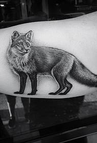 owesilisa omkhulu ingalo emnyama i-fox tattoo iphethini