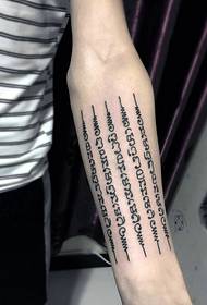 un tatuaje de tatuaje de brazo densamente tatuado