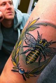팔 색깔의 꿀벌과 잎 문신 패턴
