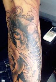 малюнок татуювання кальмарів на чорному рукаві дуже гарний
