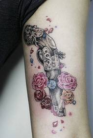 rankos drakono pistoleto rožės tatuiruotės paveikslėlis