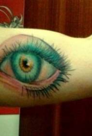 kolorea errealista begi tatuaje besoan