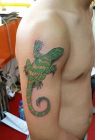 a heavy-weight arm color gecko tattoo pattern