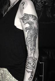 Mtundu wa tattoo ya Big Arm Cat