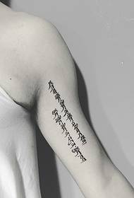 modes sanskrita tetovējuma modelis rokas iekšpusē ir ļoti vienkāršs