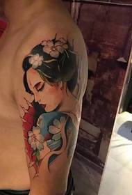 besoak margotutako loreak eta geisha margotutako tatuajeak