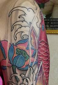 lotus in rdeči lignji v kombinaciji z vzorcem tatoo velike roke