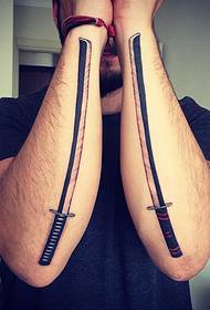 Τα χέρια των ανδρών με ένα τατουάζ σαμουράι στο χέρι