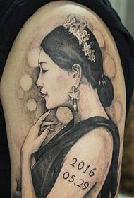uwielbiam ją, aby umieścić tatuaż na tatuażu na ramieniu ciała