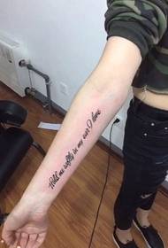 неслухняна дівчинка Arm невеликий свіжий англійський татуювання татуювання
