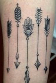 vakker fem svarte pil tatovering på armen