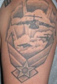 Avyon Ameriken modèl tatoo avyon sou bra an