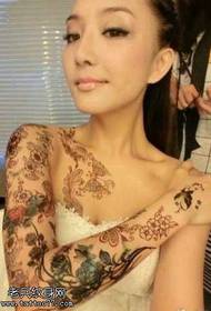 rankos gėlių vynmedžių tatuiruotės modelis