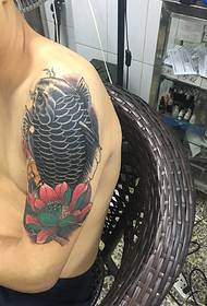 färg lotus och svartvit tioarmad bläckfiskarm tatueringsmönster