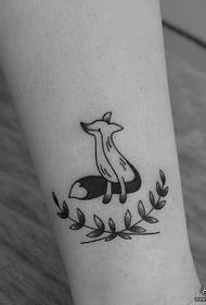 djevojčinu ruku na malom svježem uzorku lisica i listova tetovaže