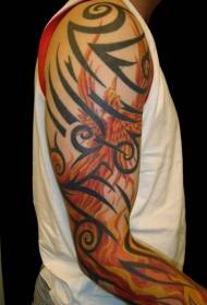 Patron de tatuatge amb braç de flor fènix vermell i tòtem negre negre
