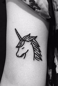 Chica mano grande simple línea negra unicornio tatuaje foto en el brazo