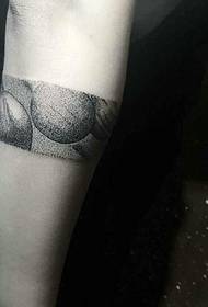 prosty i hojny kreatywny tatuaż z tatuażem na ramieniu