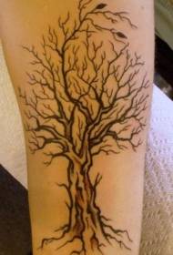 Patrón de tatuaje de árbore negra no brazo