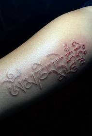 nematomas tatuiruotės modelis, paslėptas ant rankos