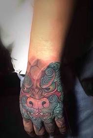 Täckt tatuering tatuering på handen tillbaka
