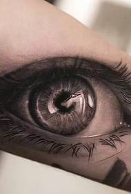 3D աչքերի դաջվածքների օրինակ, որը մարդկանց աչքերը փայլում է