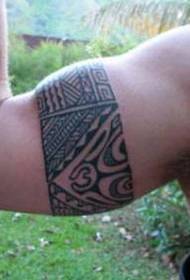 男子手臂上的黑色环形梵文纹身图案