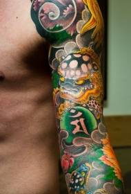 手臂上日式的龙花朵彩绘纹身图案