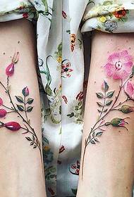 цвјетна рука лијеп цвјетни узорак тетоваже