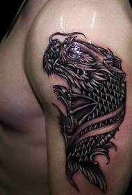 męski kran tatuaż ciała ryby na lewym ramieniu